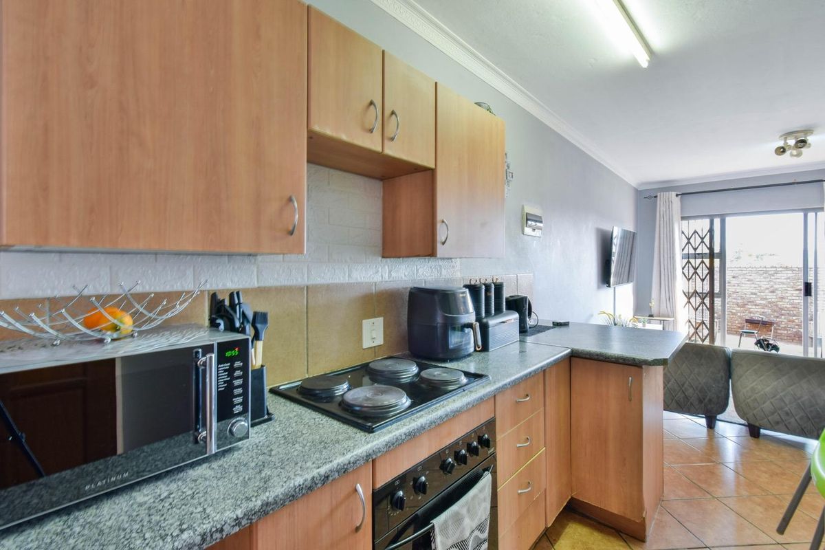 Neat & Tidy, ground-floor, Two bedroom unit - West Park - Photo 3