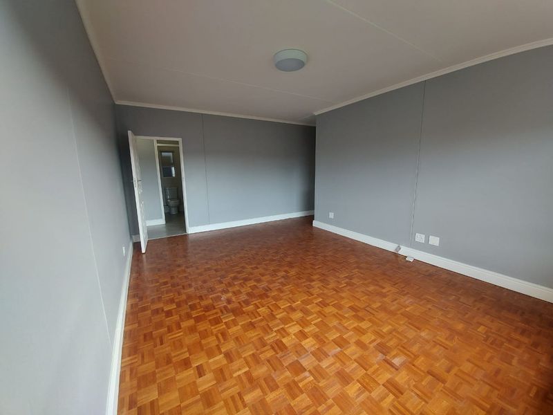 Unfurnished 2-Bedroom Apartment To Rent in Claremont - Photo 4