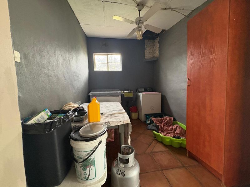 Charming 3-Bedroom Home with Lush Garden & Pool in Rothdene - Photo 10