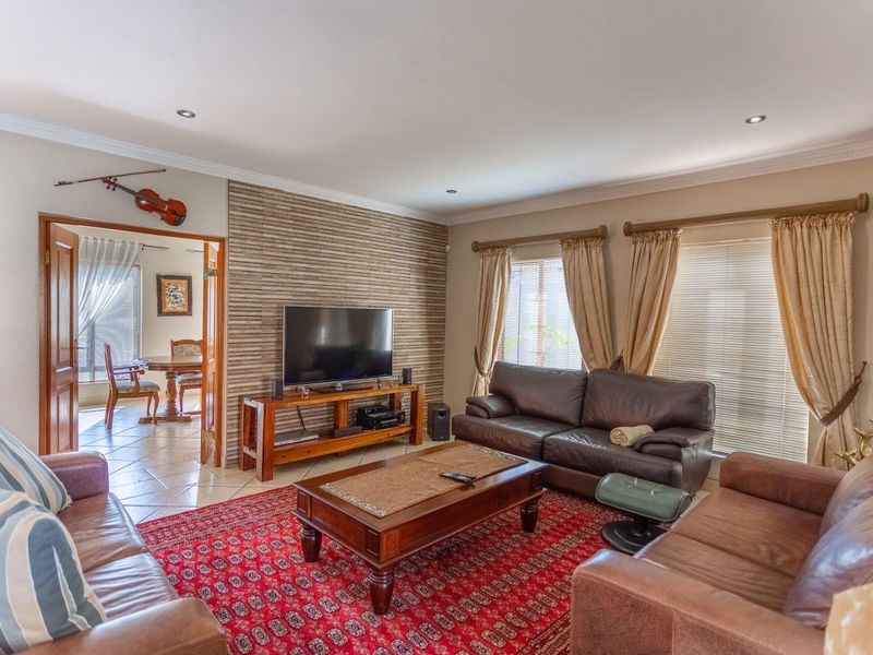 Beautiful 3 Bedroom home in prime location - Photo 4