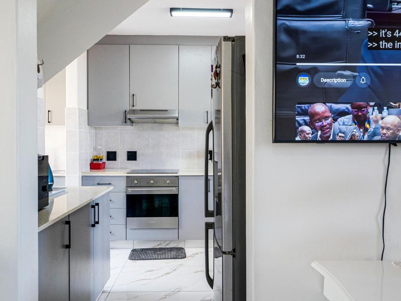 Completely renovated modern home - Photo 10