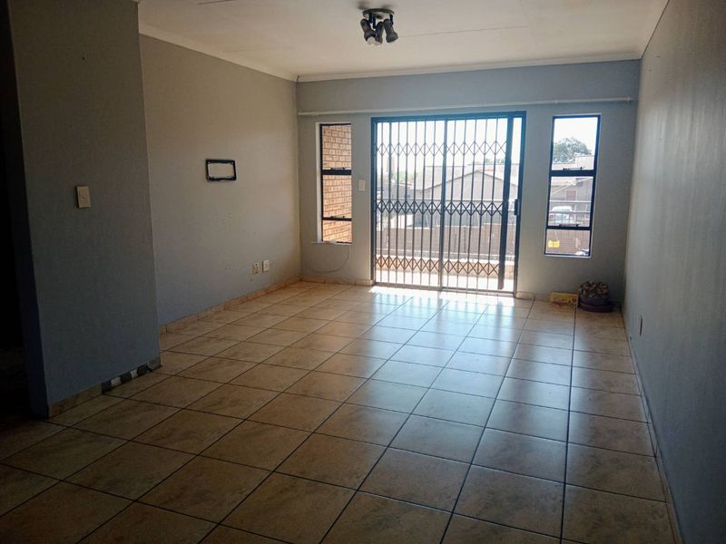 3 Bedroom, 2 Bathroom Apartment To Let - Photo 2