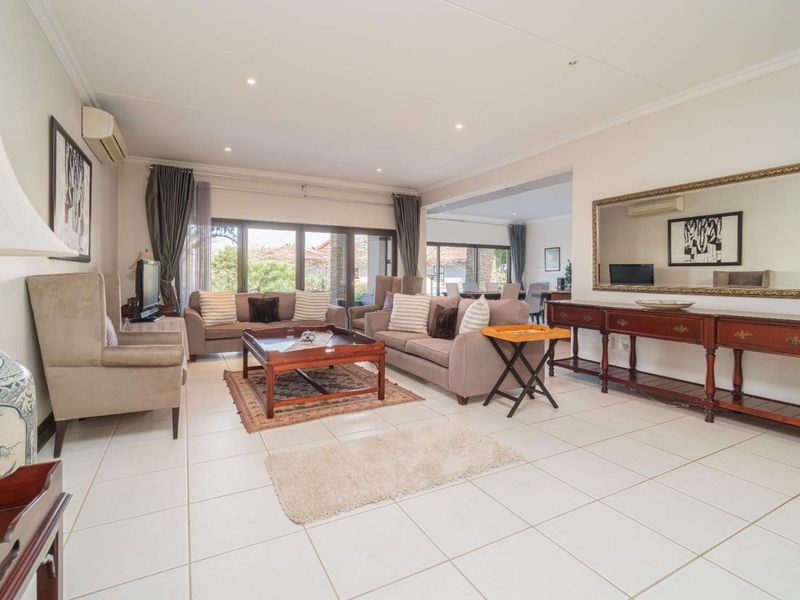 Luxurious 3-Bed Apartment with distant ocean views & a serene coastal atmosphere - Photo 8