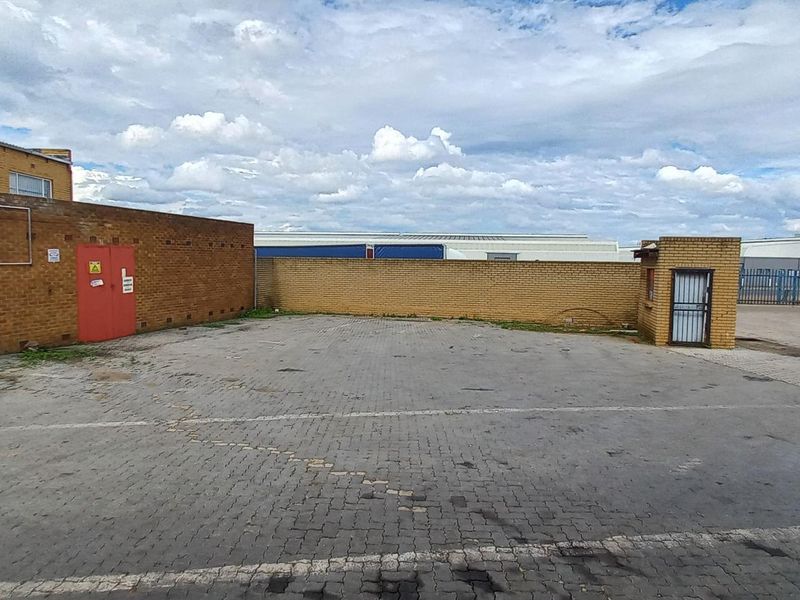 600m2 Jet Park Warehouse To Let - Photo 8