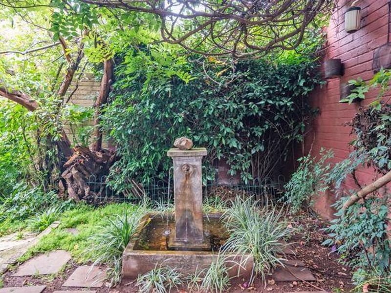 Beautifully Landscaped Garden with Covered Patio Retreat - Photo 2