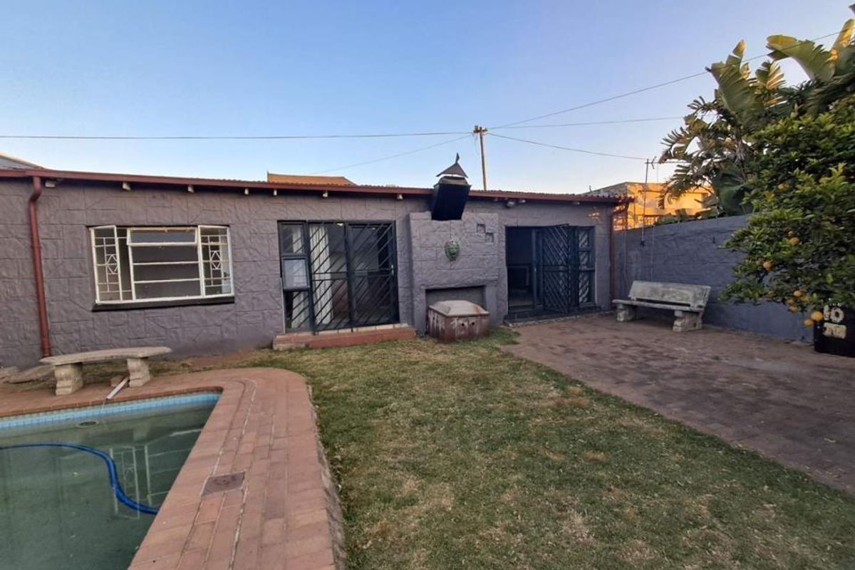 Comfortable Family Living with Versatile Flatlet and Pool - Photo 2