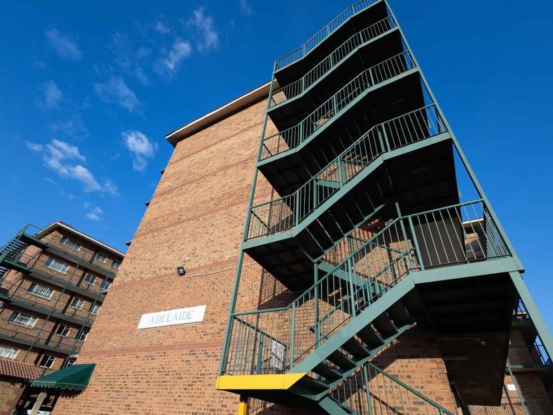 Spacious 3-Bedroom Apartment in Die Hoewes - Photo 3