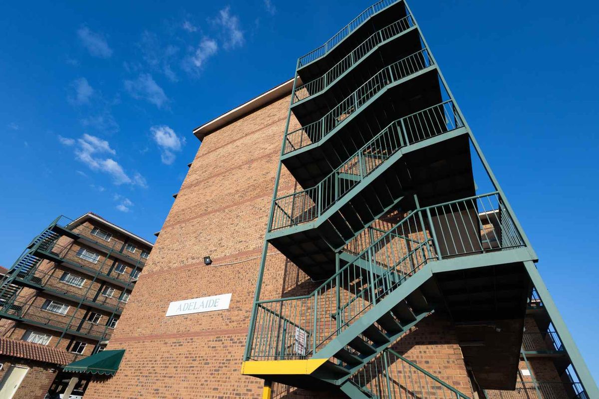 Spacious 3-Bedroom Apartment in Die Hoewes - Photo 3