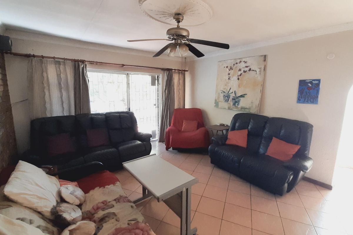 Discover Potential in Ifafi: Solid Home with Rental Opportunity - Photo 5