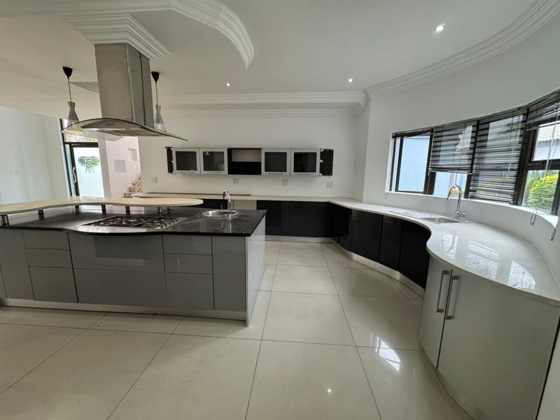 5 Bedroom spacious double storey to Rent in Thatchfield - Photo 3