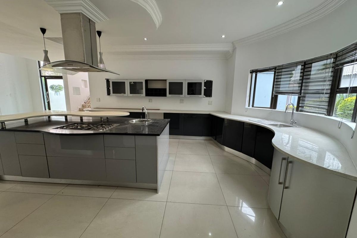 5 Bedroom spacious double storey to Rent in Thatchfield - Photo 3