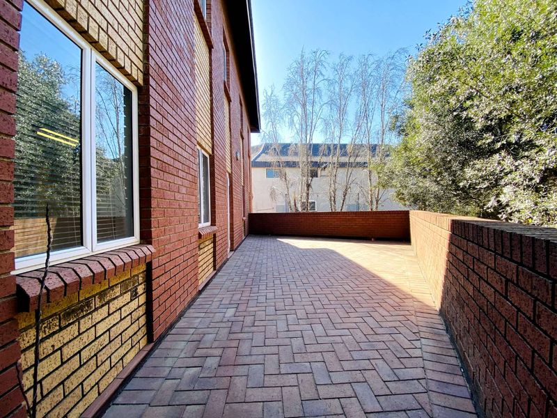 Spacious Office Unit with Large Entertainment Balcony in Fourways - Photo 3
