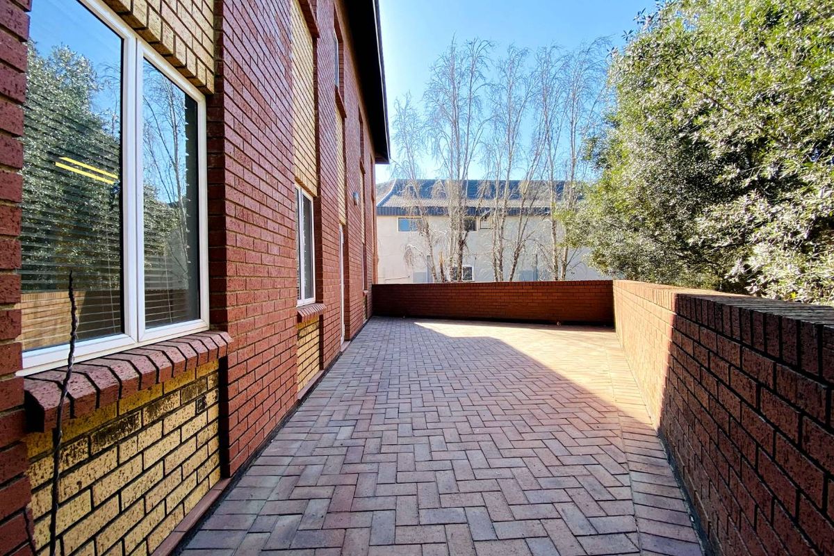 Spacious Office Unit with Large Entertainment Balcony in Fourways - Photo 3