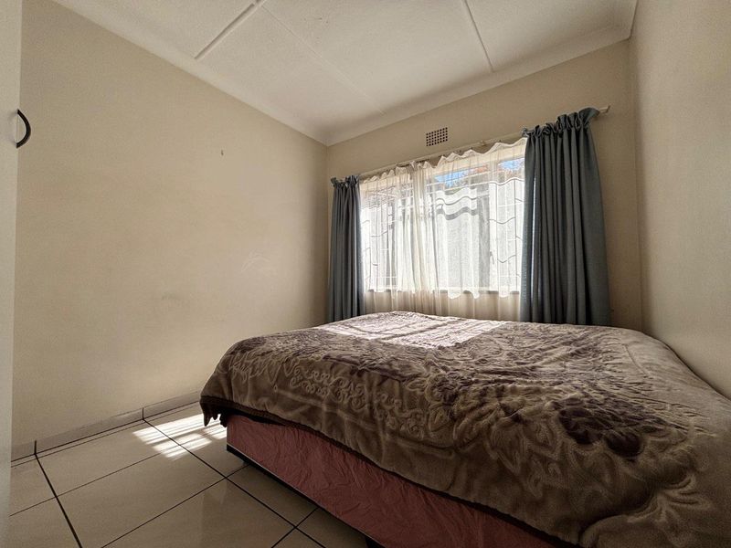 Spacious 3-Bedroom Family Home with Jacuzzi & Entertainment Lapa | Wannenburghoogte, Germiston - Photo 8