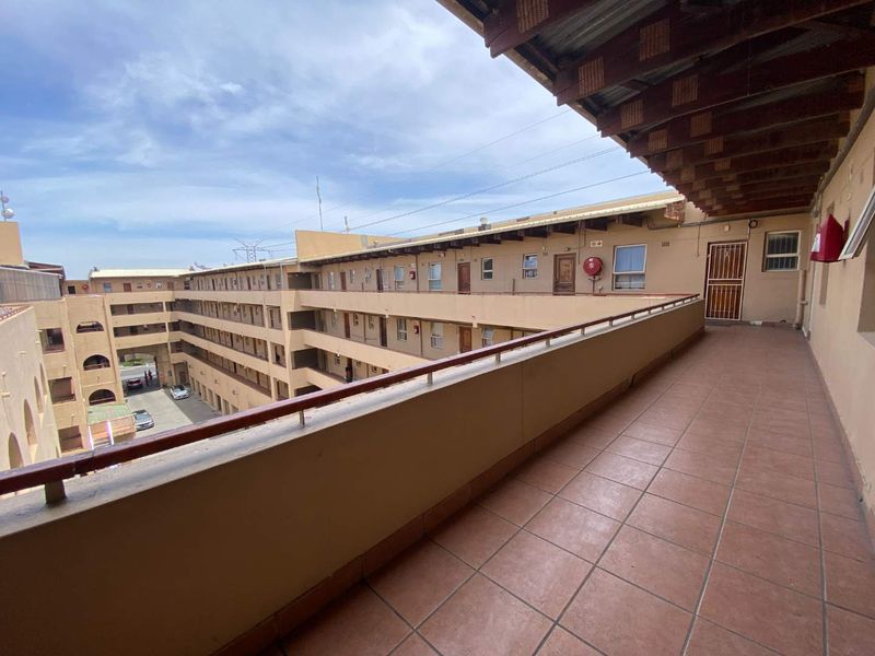 Charming North-Facing Top Floor Apartment in Rabat Village - Photo 2