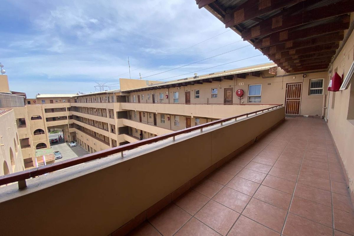 Charming North-Facing Top Floor Apartment in Rabat Village - Photo 2