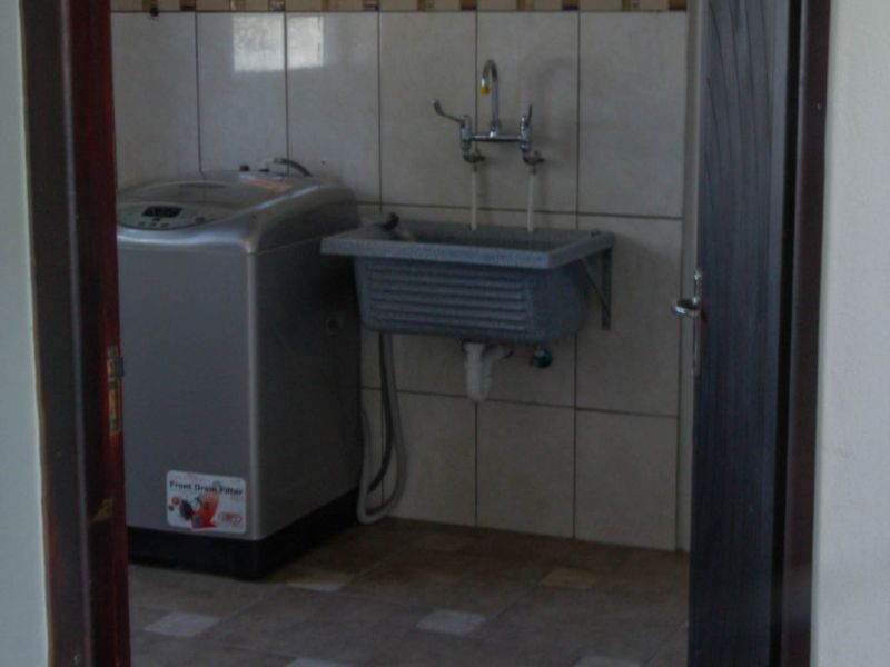 FOR SALE: SPACIOUS 5 BEDROOM FAMILY HOME WITH INDOOR & OUTDOOR BBQ IN OCEAN VIEW, SWAKOPMUND - Photo 3