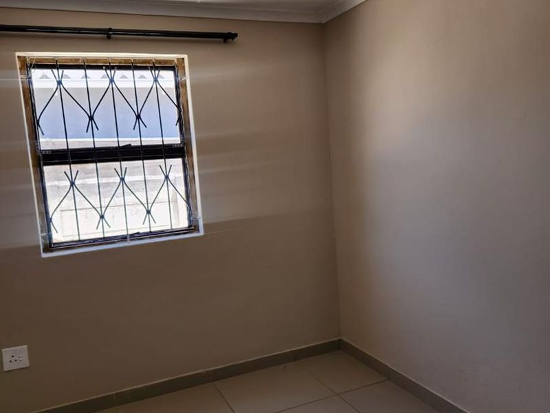 Charming Three-Bedroom Home for Rent in Ilitha Park, Khayelitsha - Photo 10