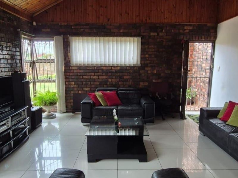 4 Bedroom House for Sale in Moorton Chatsworth. - Photo 3