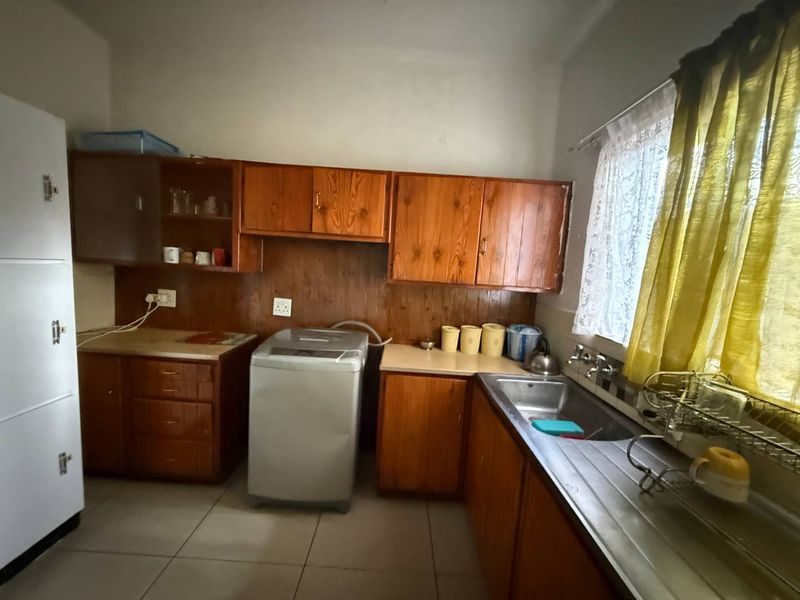 Ground Floor Comfort with Space and Security - Photo 10