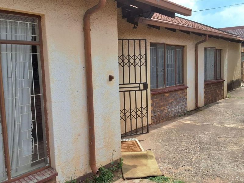 House For Sale in Daveyton, Benoni - Photo 3