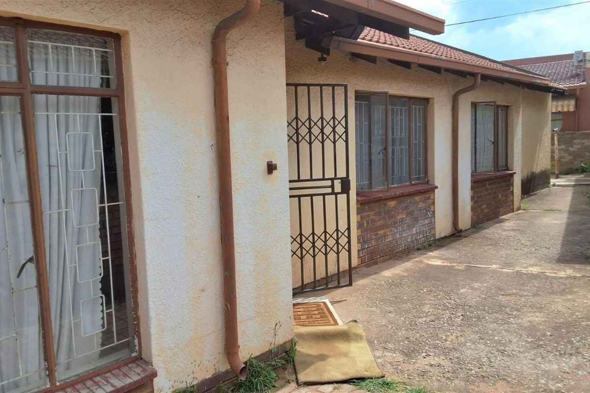 House For Sale in Daveyton, Benoni - Photo 3