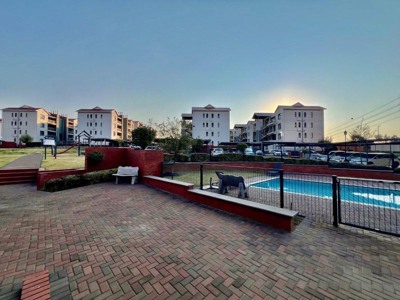 Spacious 3-Bed Garden Unit with Secure Estate Living - Photo 3