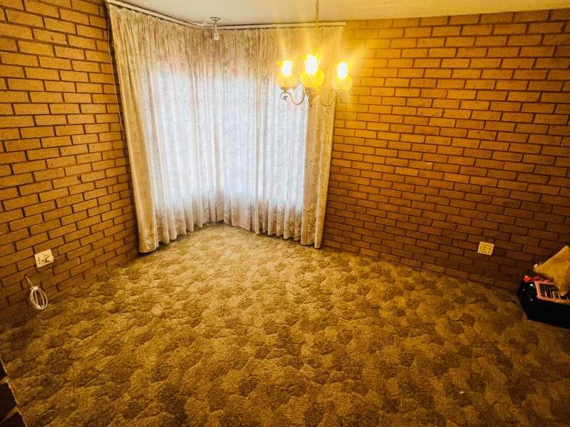 4 Bedroom 2 Bathroom House for Sale in Danville - Photo 6