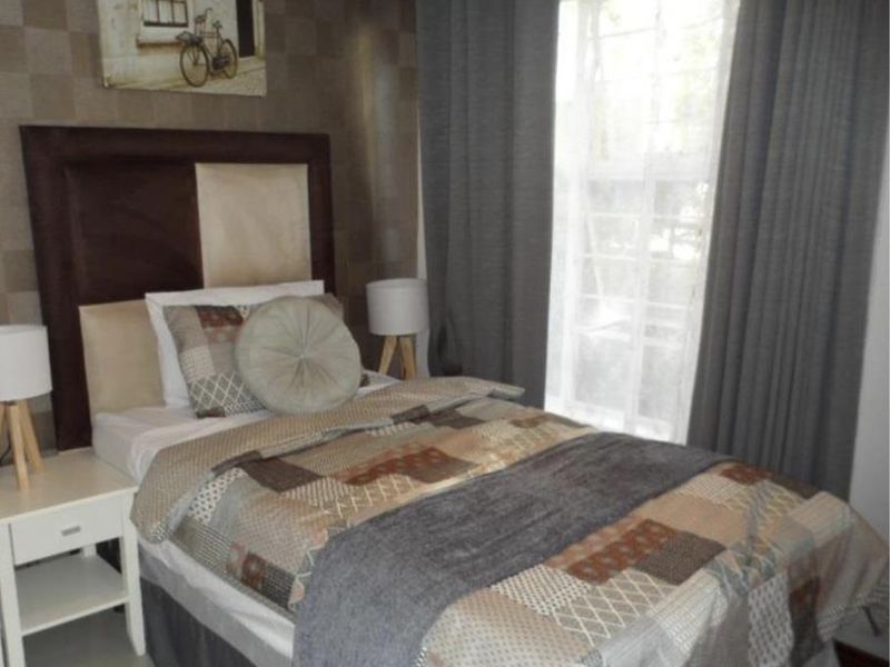 A CHARMING TWO BEDROOM FURNISHED GARDEN APARTMENT - Photo 5