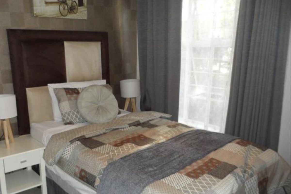 A CHARMING TWO BEDROOM FURNISHED GARDEN APARTMENT - Photo 5