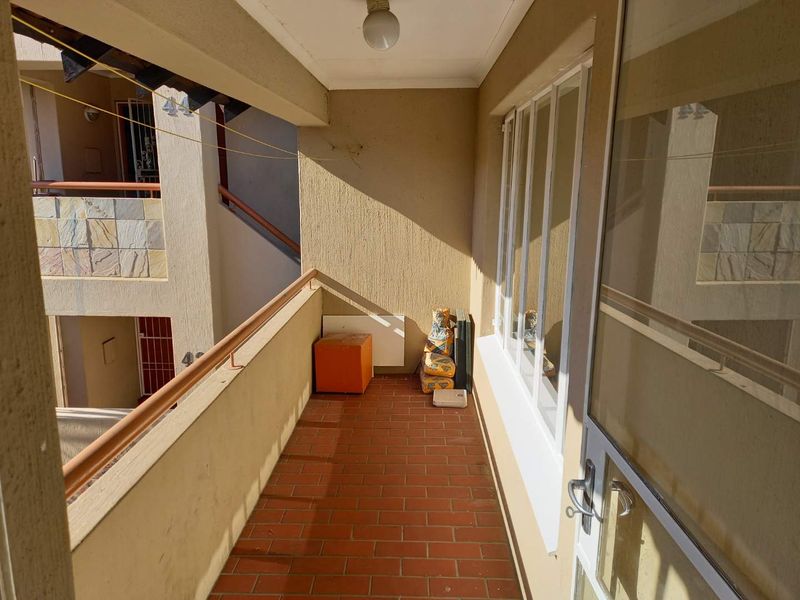 Extremely spacious 2 bed unit in Malanshof - Photo 5