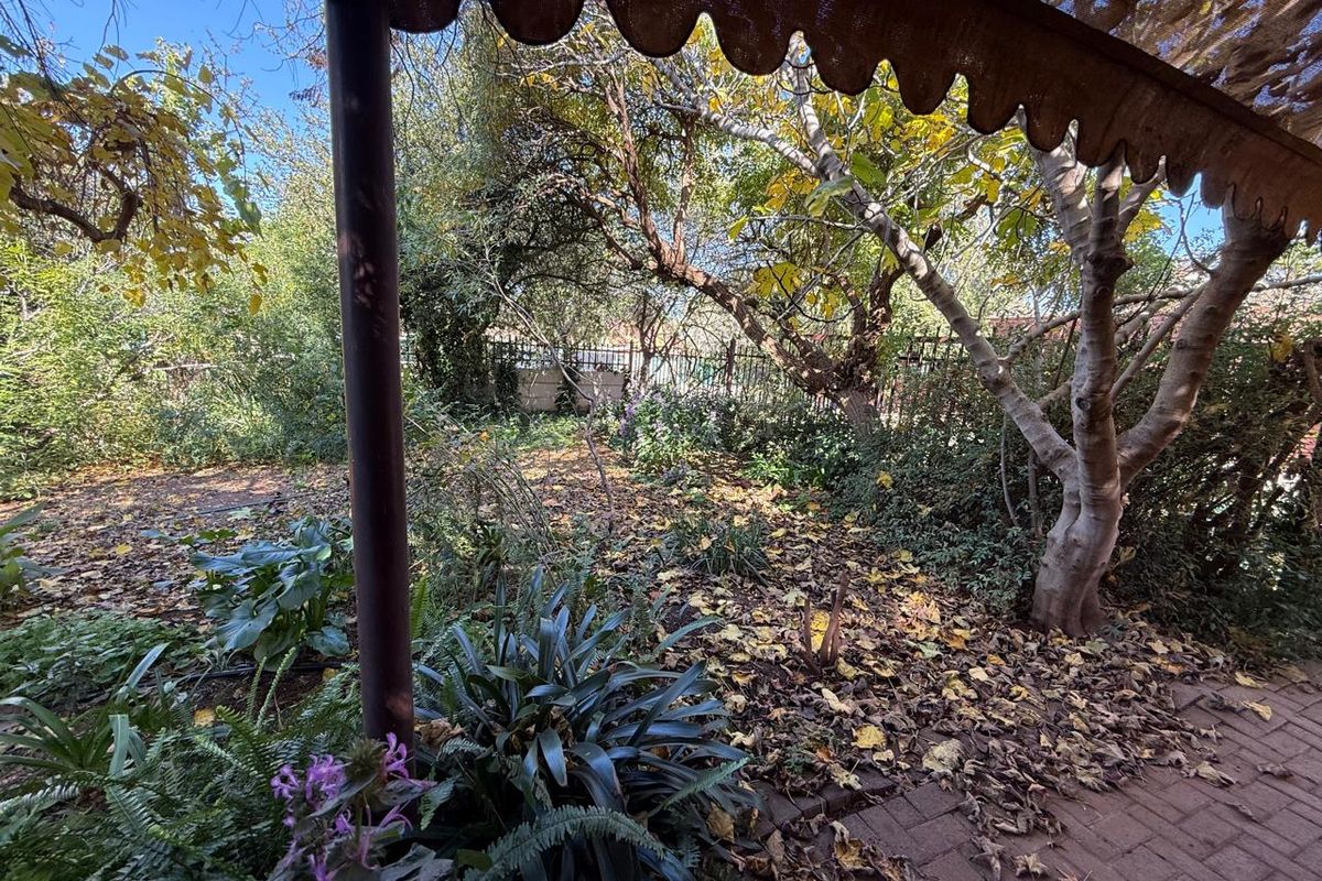 Charming 3-Bedroom Duet – A Hidden Gem with Garden Bliss - Photo 3