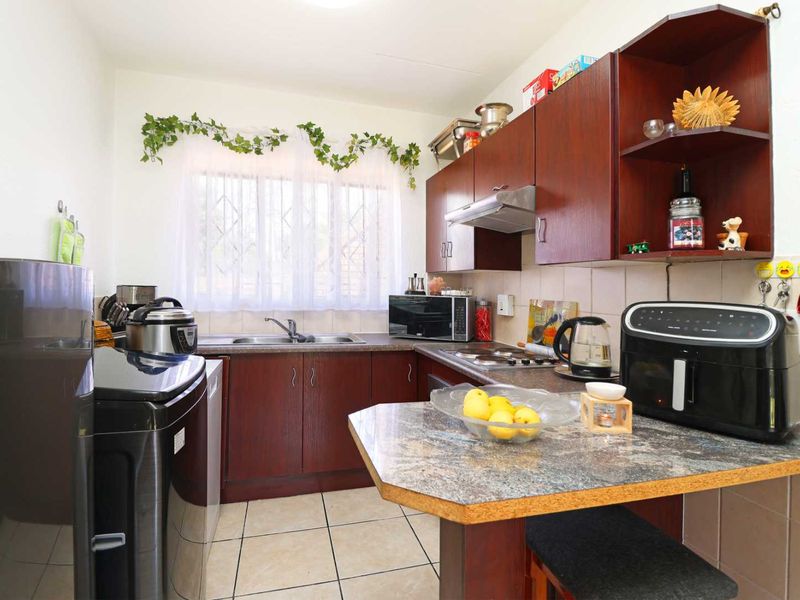 Neat Ground Floor Unit with Private Garden - Photo 7