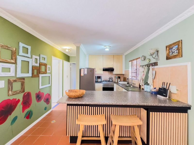 Stylish Renovated 2 Bedroom Townhouse with Stunning Garden in Equestria - Photo 6