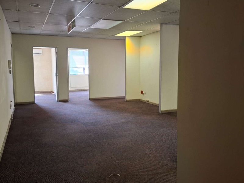 Prime Office Space Available: Ideal for Your Business Needs - Photo 5