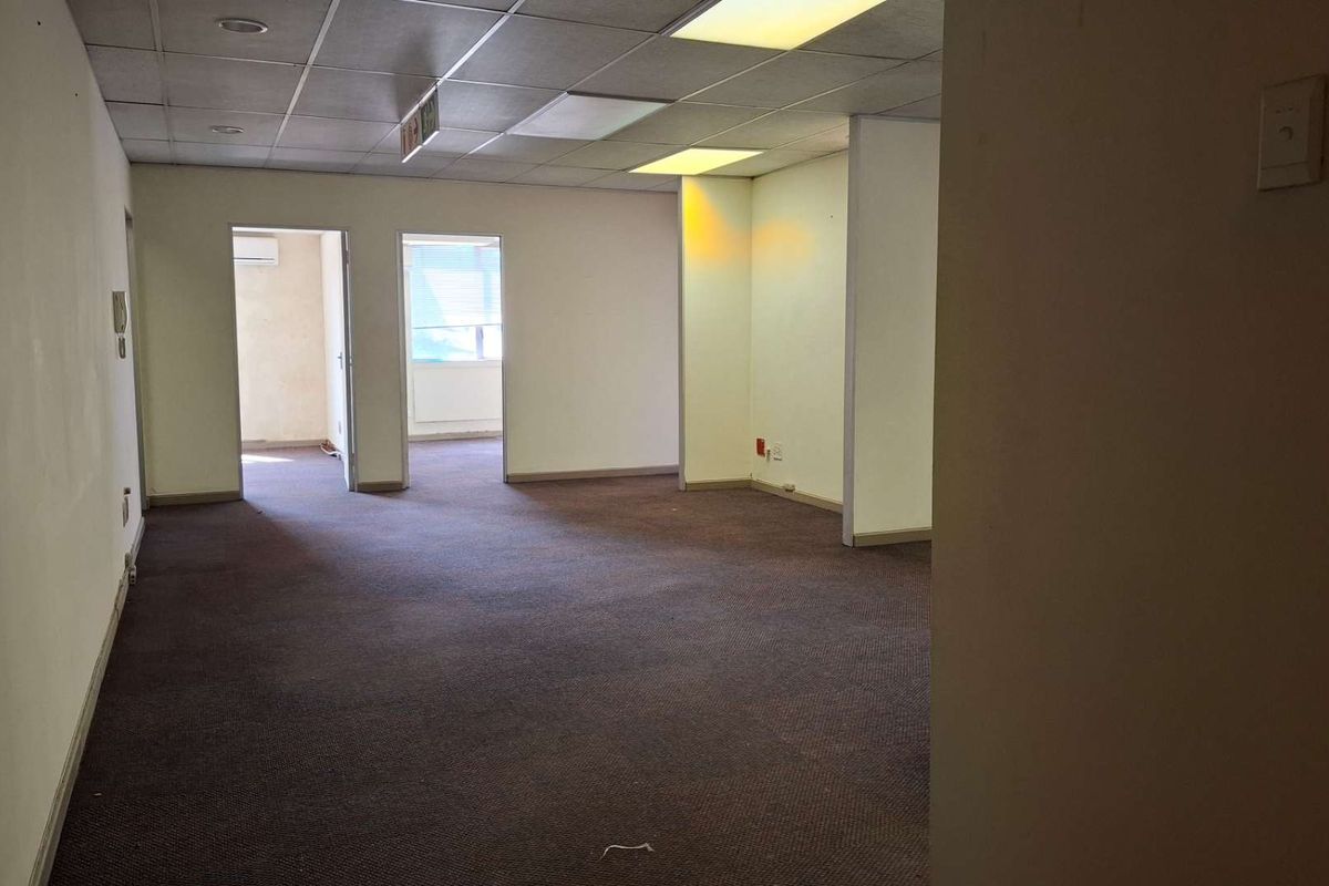 Prime Office Space Available: Ideal for Your Business Needs - Photo 5