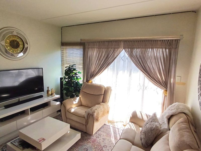 Lovely ground floor 2 bedroom apartment in a double storey standalone building - Photo 1