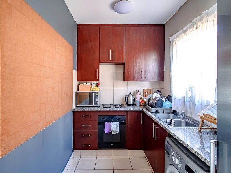 Three Bedroom townhouse in Annlin - Photo 4