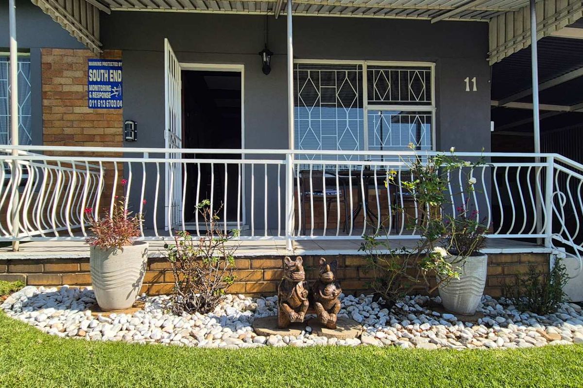 Stunning 4 bedroom property - Neat as a pin - Photo 4