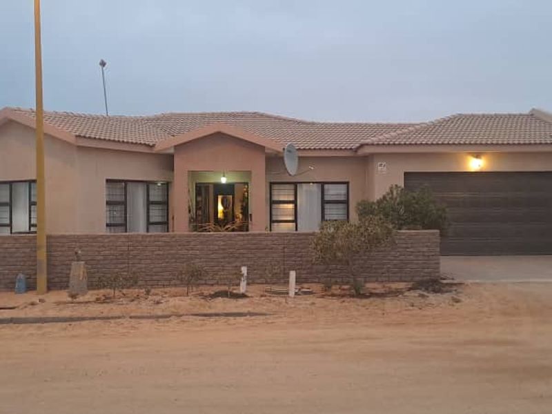 Corner property with 2 entrances. - Photo 1