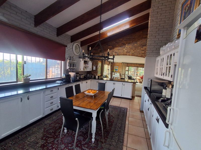 SPACE, STYLE AND ENTERTAINMENT - A FAMILY HOME WITH SO MUCH TO OFFER - Photo 3