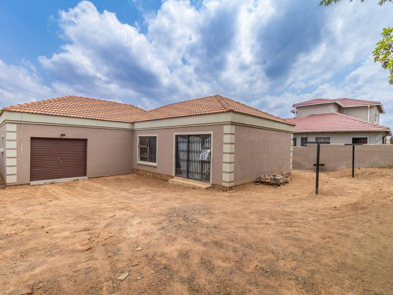 3 Bedroom House for Sale in  Cosmo City - Photo 3
