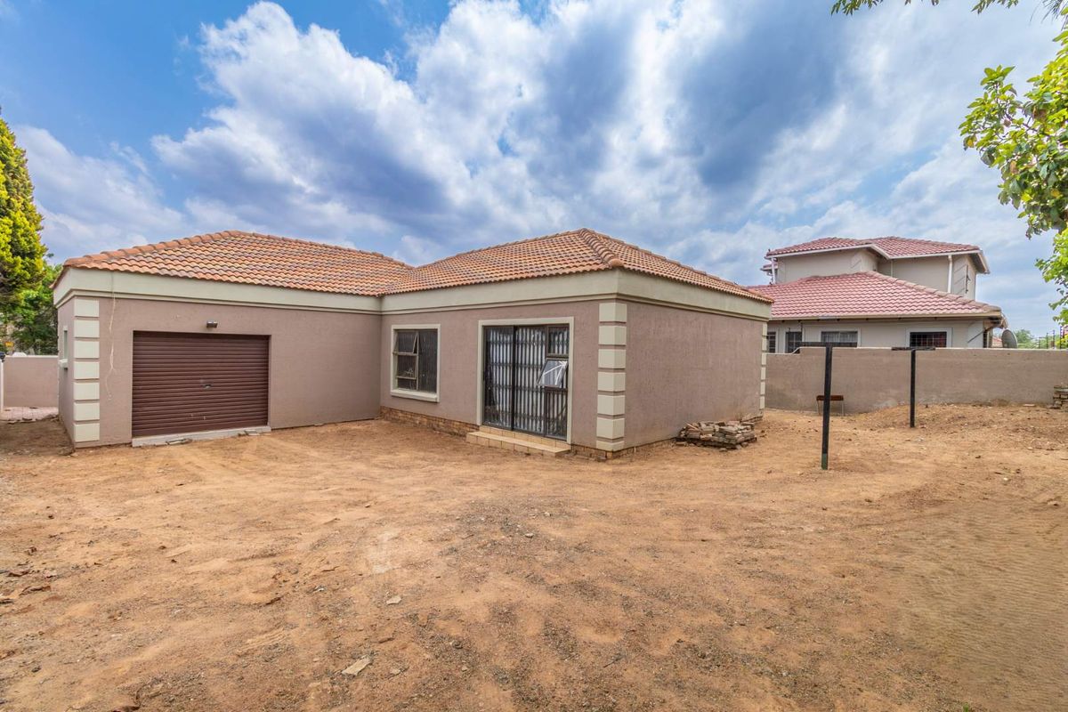 3 Bedroom House for Sale in  Cosmo City - Photo 3