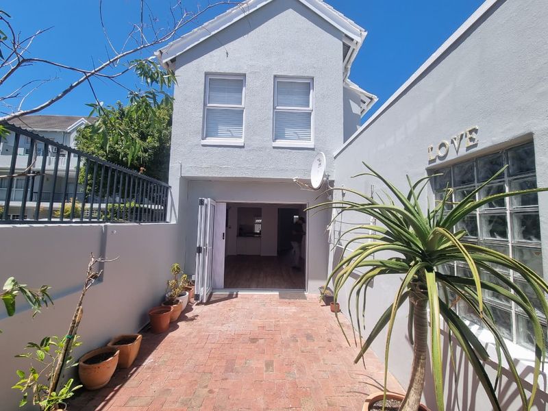 Semi-furnished Two-Bedroom Townhouse with Courtyard and Garage in Sought-After Claremont Upper! - Photo 3
