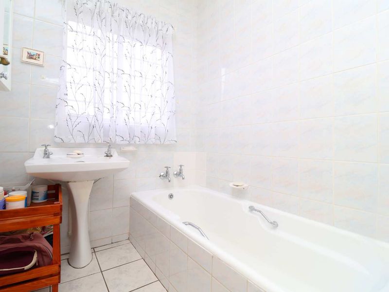 Well Maintained 3 Bedroom with pool and lapa (Offers Welcome) - Photo 3