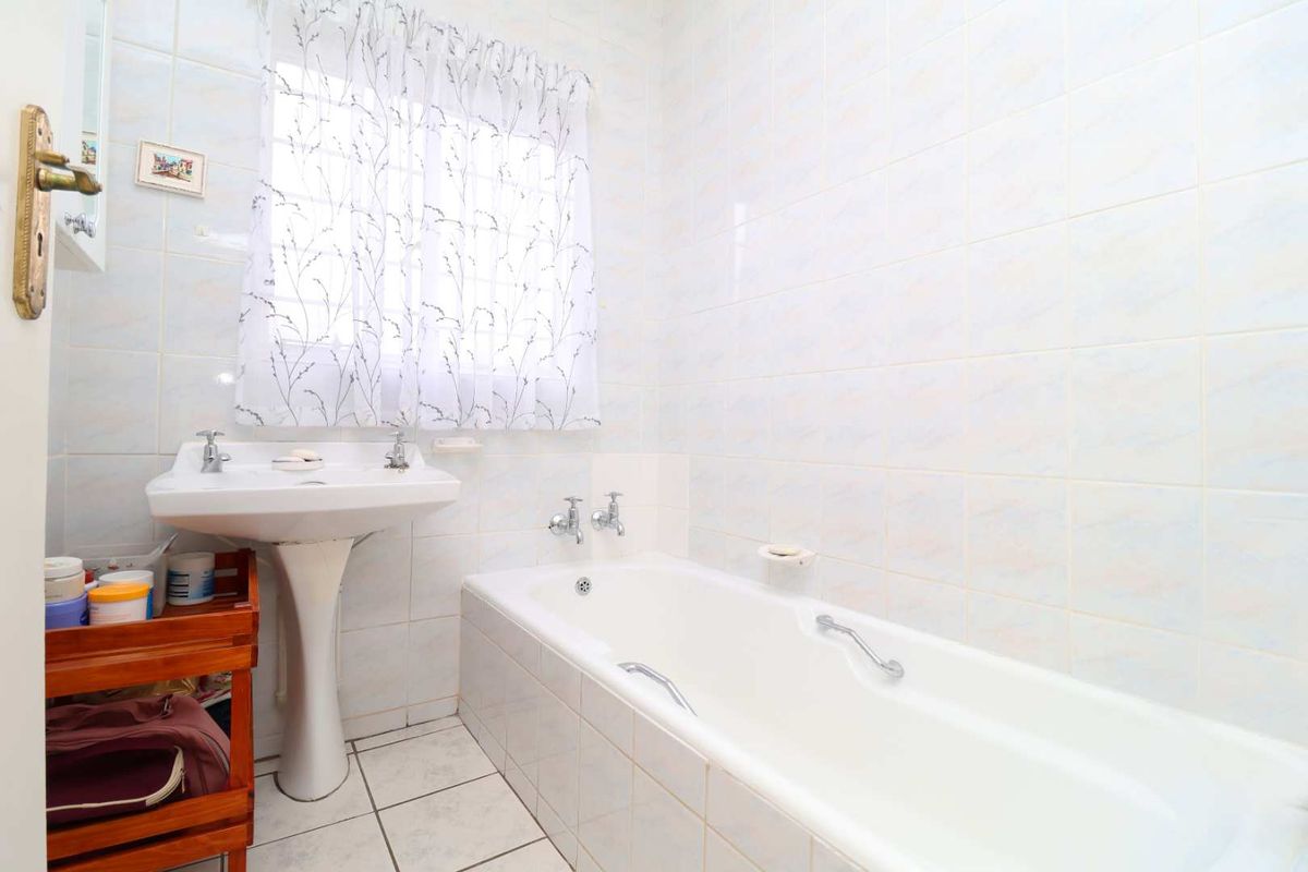 Well Maintained 3 Bedroom with pool and lapa (Offers Welcome) - Photo 3