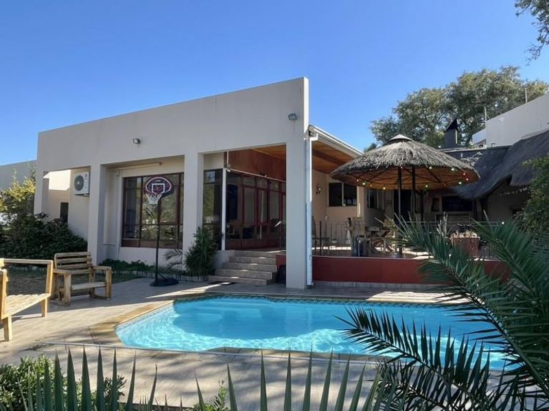 4 Bedroom Large family home in Eros, with beautiful garden, entertainment area and pool - Photo 2