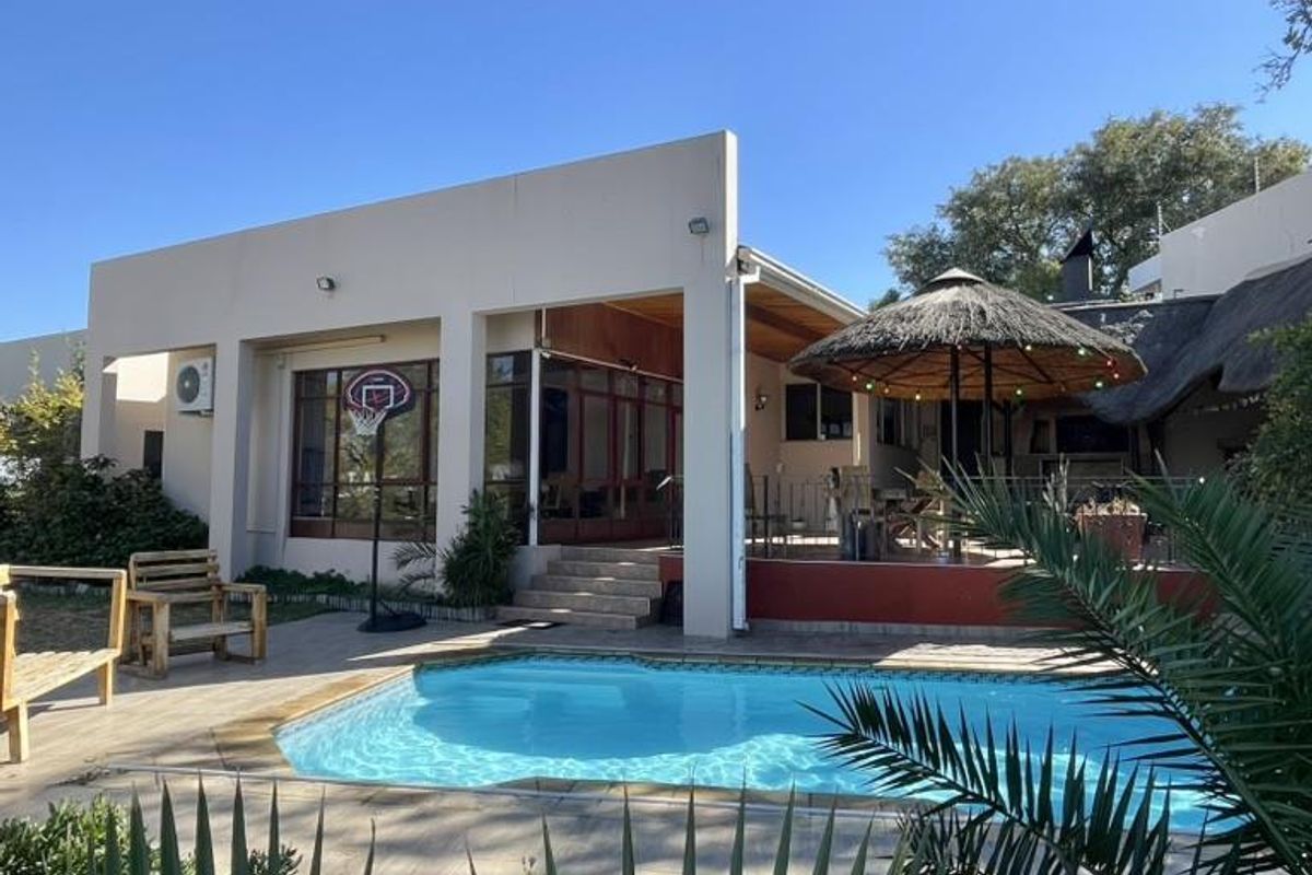 4 Bedroom Large family home in Eros, with beautiful garden, entertainment area and pool - Photo 2