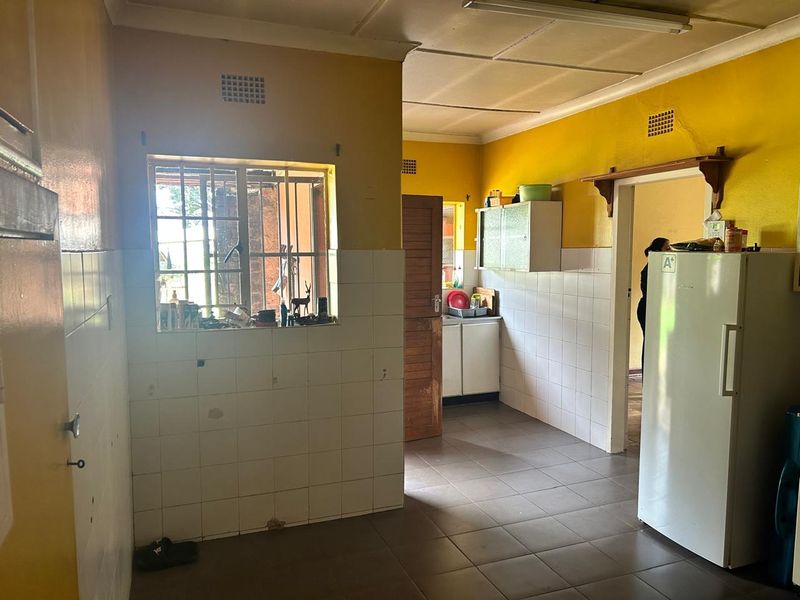 Charming 3-Bedroom Home with Luxurious Amenities - Photo 2