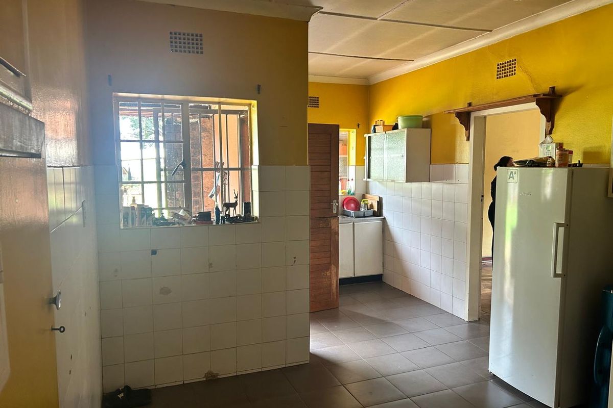 Charming 3-Bedroom Home with Luxurious Amenities - Photo 2